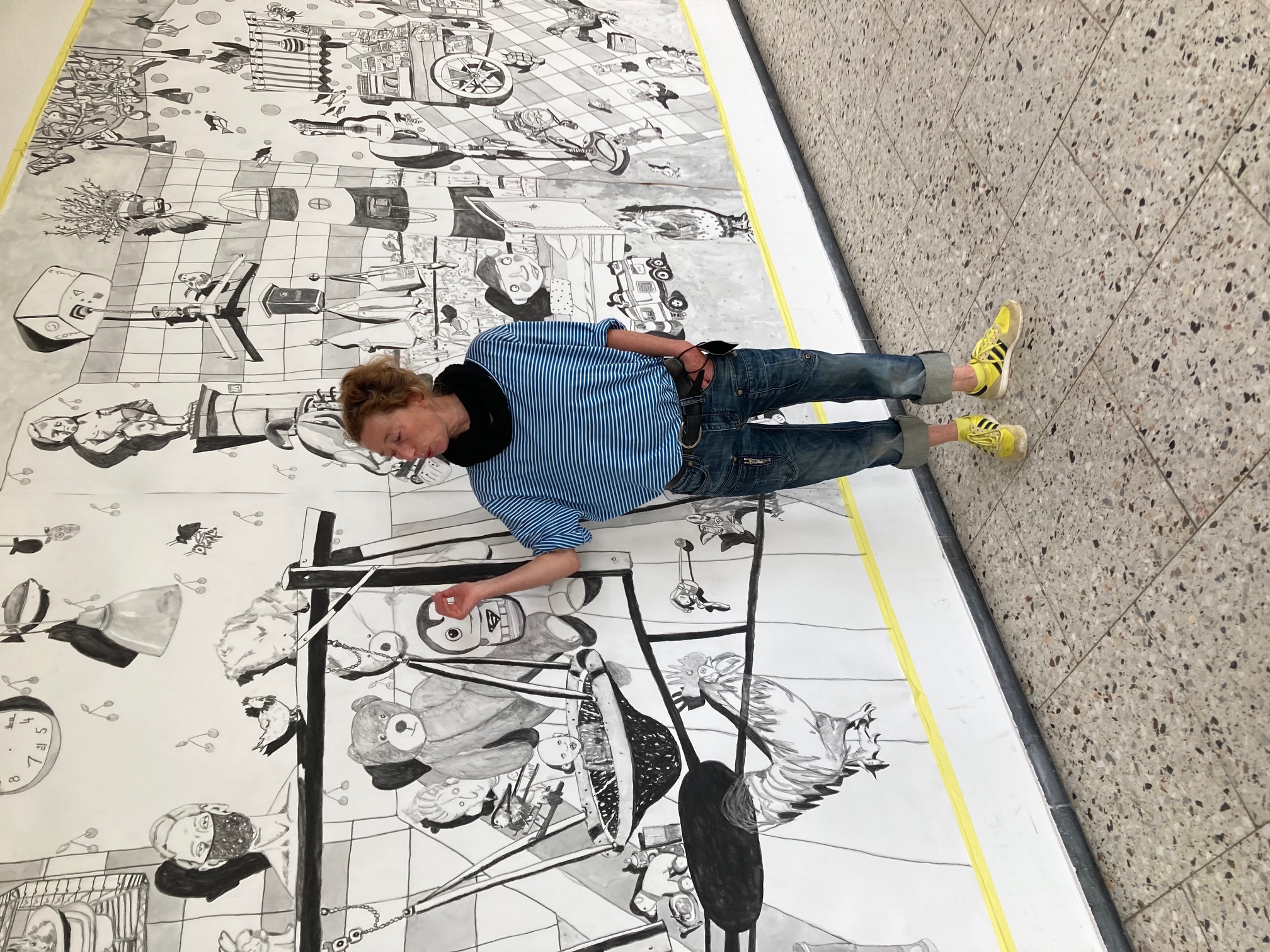 Die Künstlerin Ana Laibach vor ihrem großformatigen Ausstellungswerk - Foto Anne Siebertz