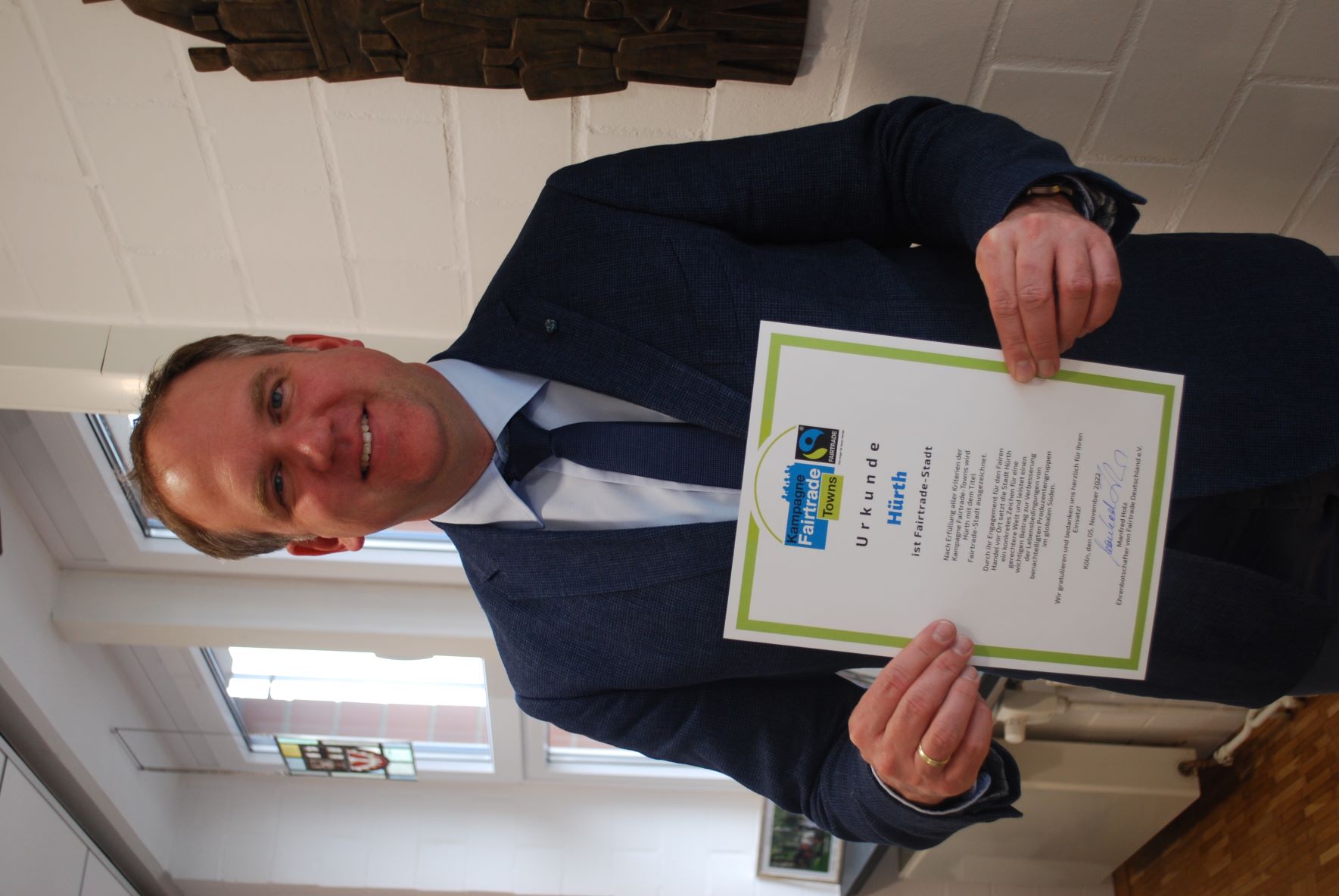 Bürgermeister Dirk Breuer mit der Urkunde 