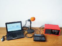 Laptop, Mischpult und ein Radio sind die Grundausstattung